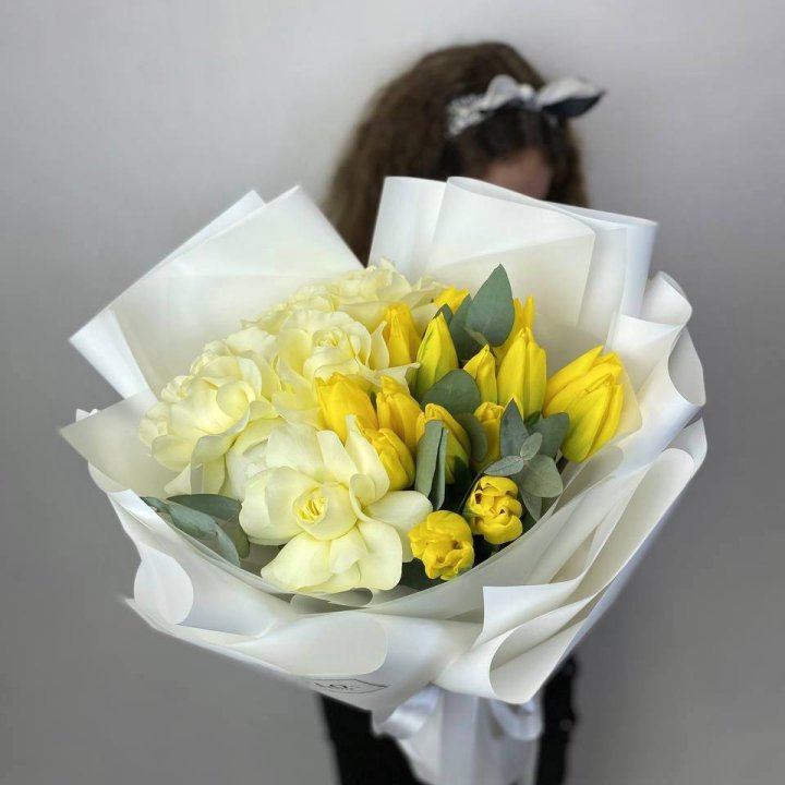 Дуо жёлтые тюльпаны и розы в Бийске
