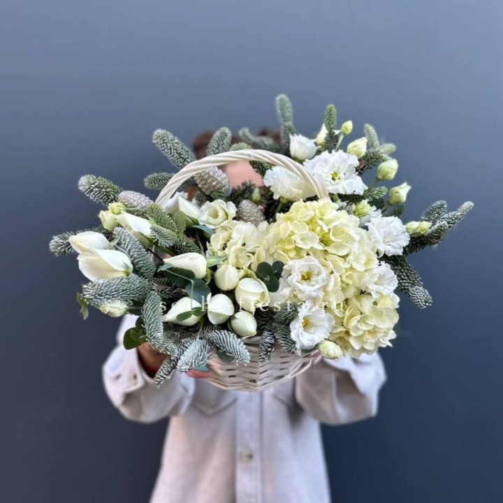 Новогодняя корзина с цветами в Бийске