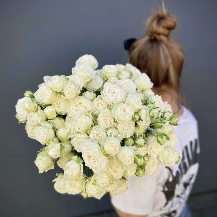 Охапка кустовых роз бомбастик  в Бийске