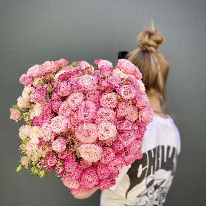 Охапка кустовых роз бомбастик пинк в Бийске