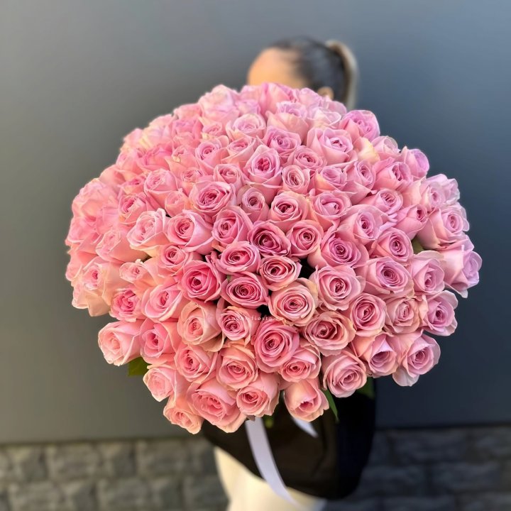 Охапка из 101 розовой розы в Бийске
