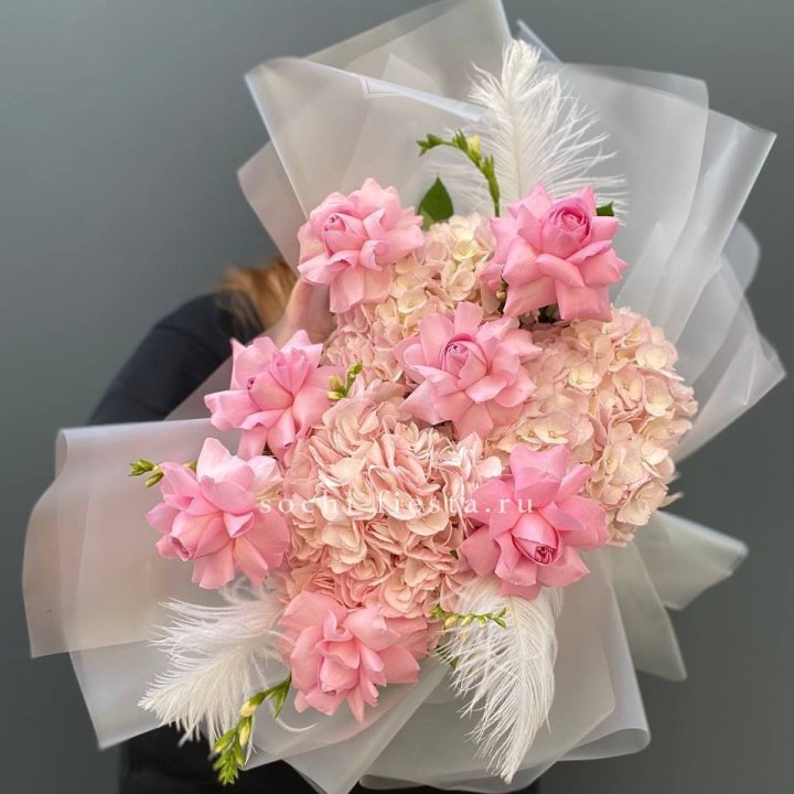  Букет  из гортензий и розовых роз в Бийске