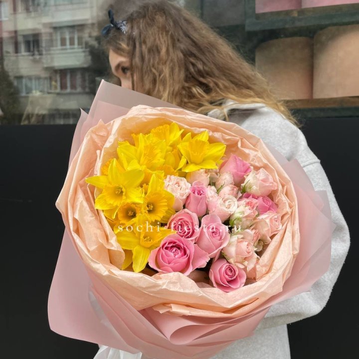 Букет роз и нарциссов в Бийске
