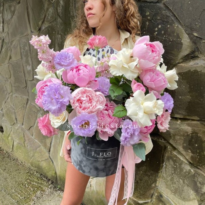 Дизайнерский цилиндр с пионами в Бийске