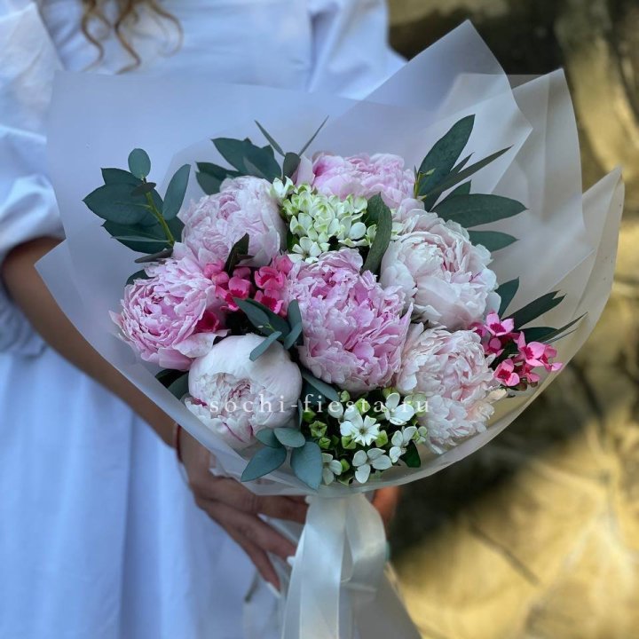 7 зефирных пионов с эвкалиптом в Бийске