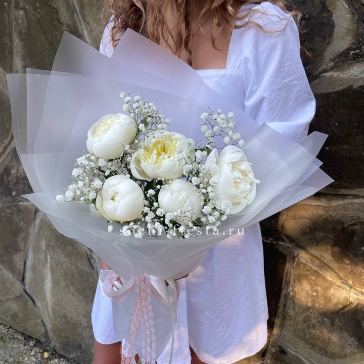 Букет белых пионов "Файв" в Бийске