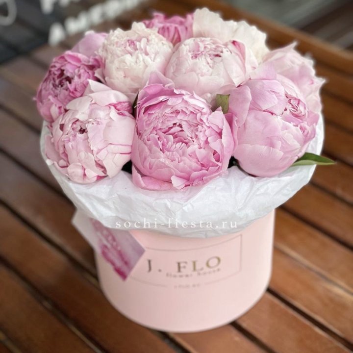 Цилиндр с пионами "Лилу" в Бийске