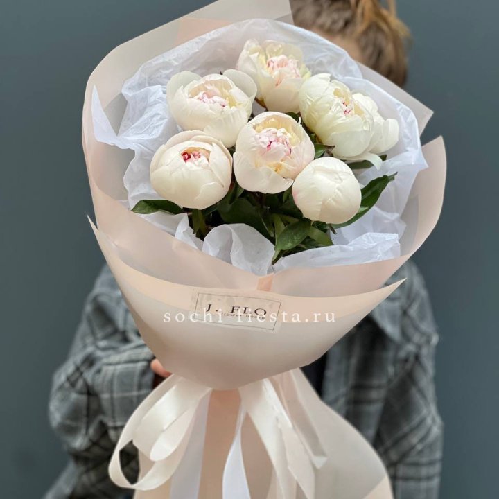 Букет белых пионов в Бийске