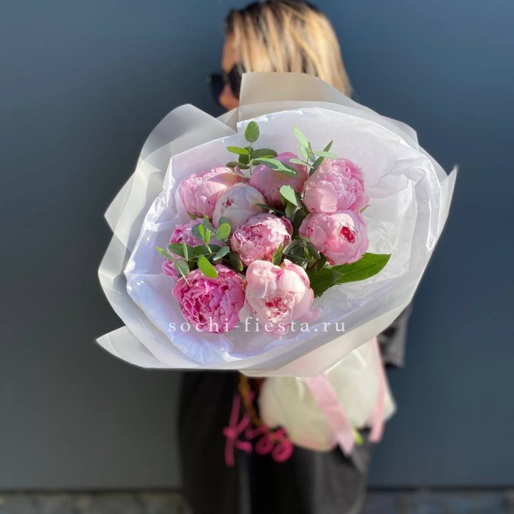 9 пионов с эвкалиптом в Бийске