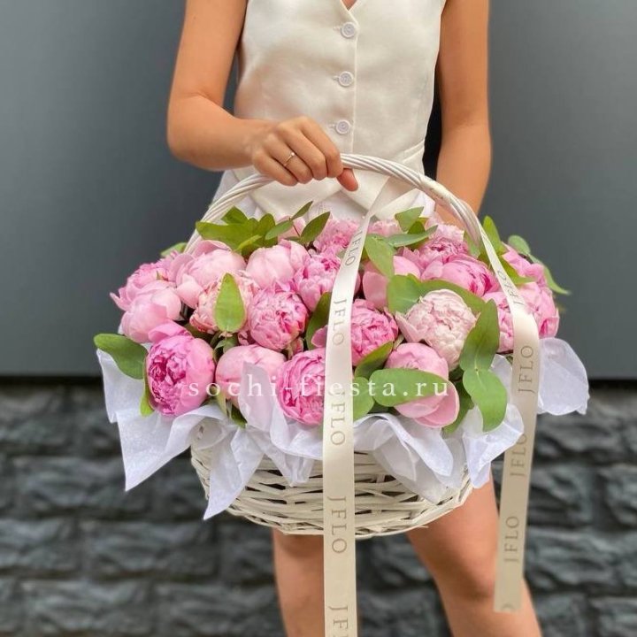 29 пионов в корзине в Бийске