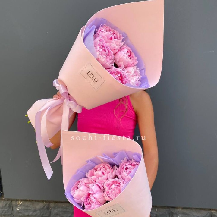 Букет из 5 пионов в Бийске