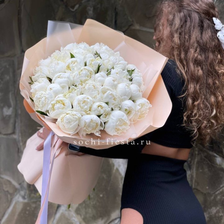 35 белых пион в Бийске