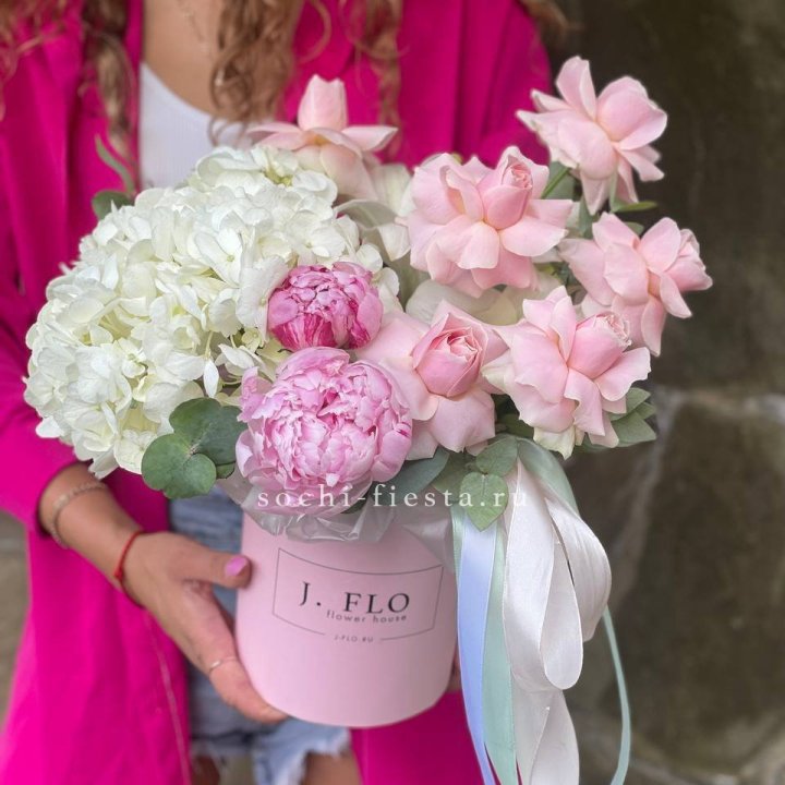 Цилиндр с пионами "Алисия" в Бийске