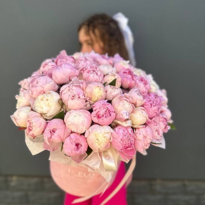 51 нежных пионов  в цилиндре в Бийске