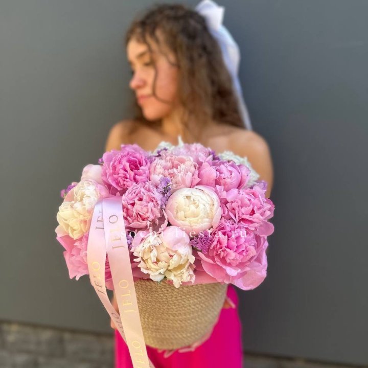 15 пионов в джутовом кашпо в Бийске