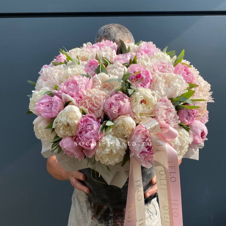 51 пионов в боксе в Бийске