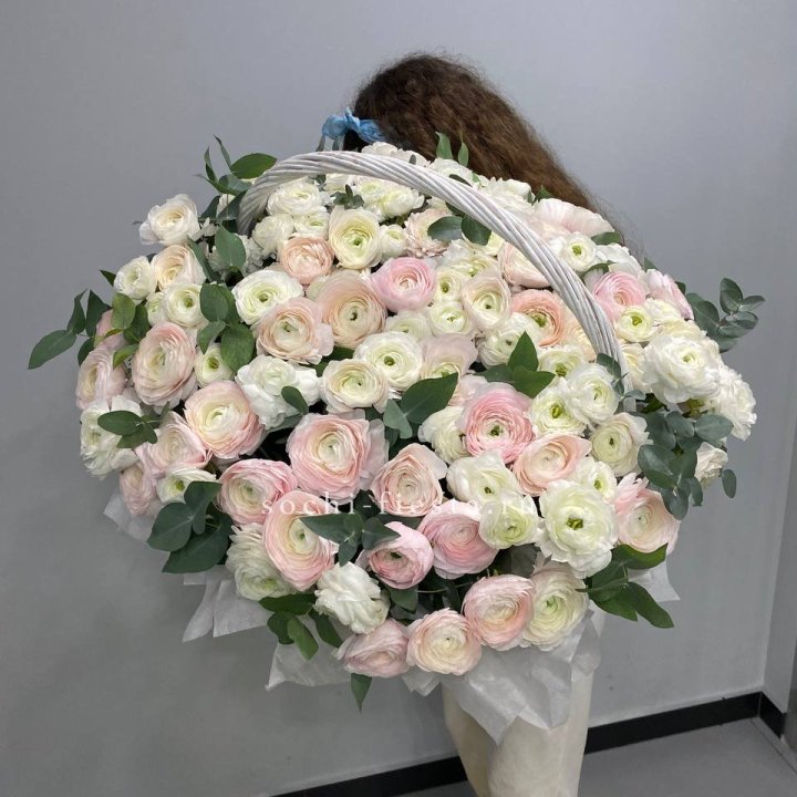Ранункулюсы в корзине в Бийске