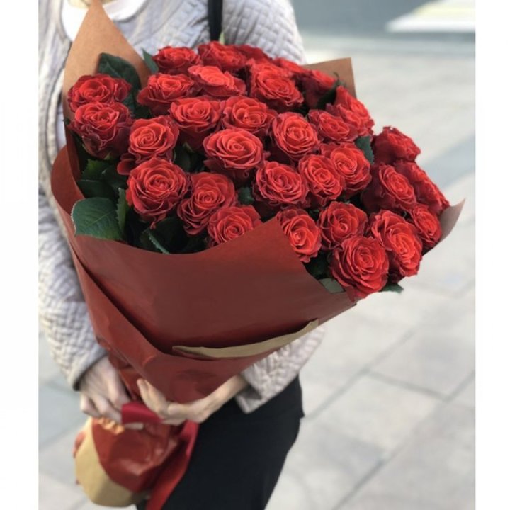 29 высоких роз  в Бийске