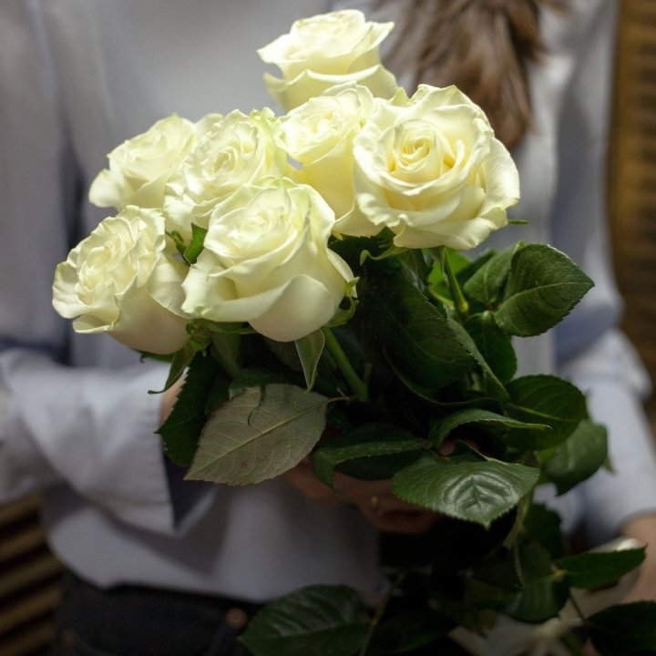 7 белых роз в Бийске