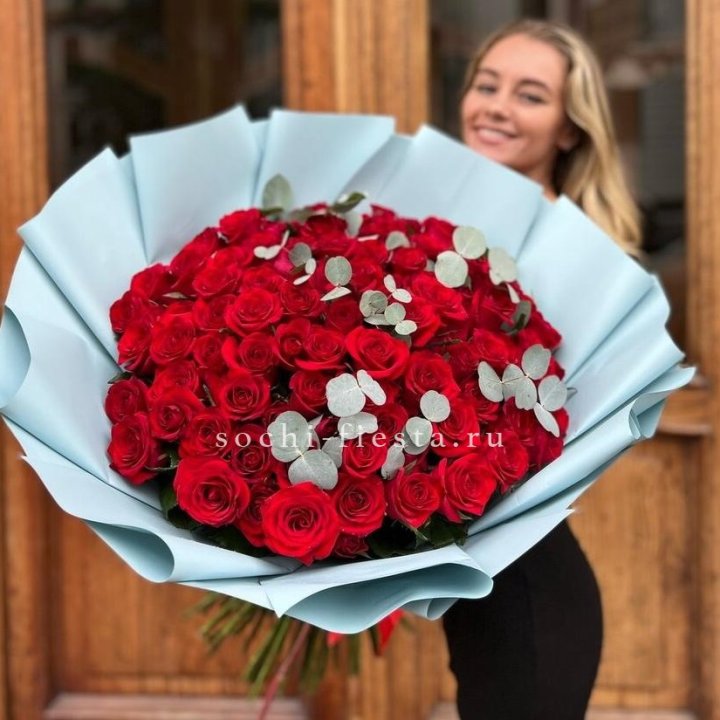 101 красная роза с эвкалиптом в Бийске