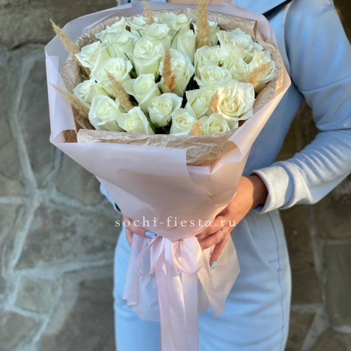 25 белых роз с сухоцветами в Бийске