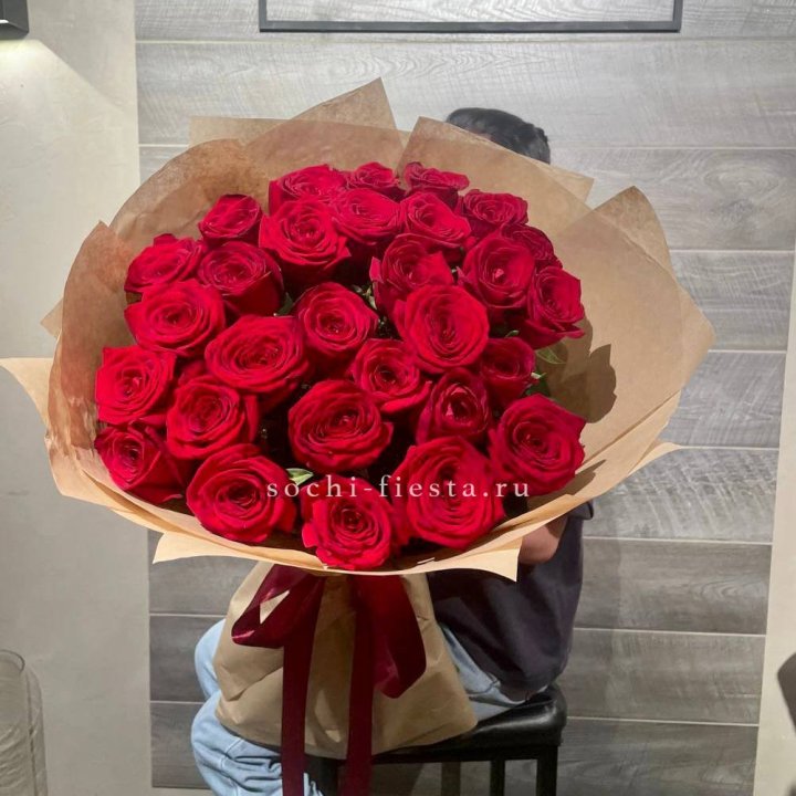 37 красных роз в крафте в Бийске