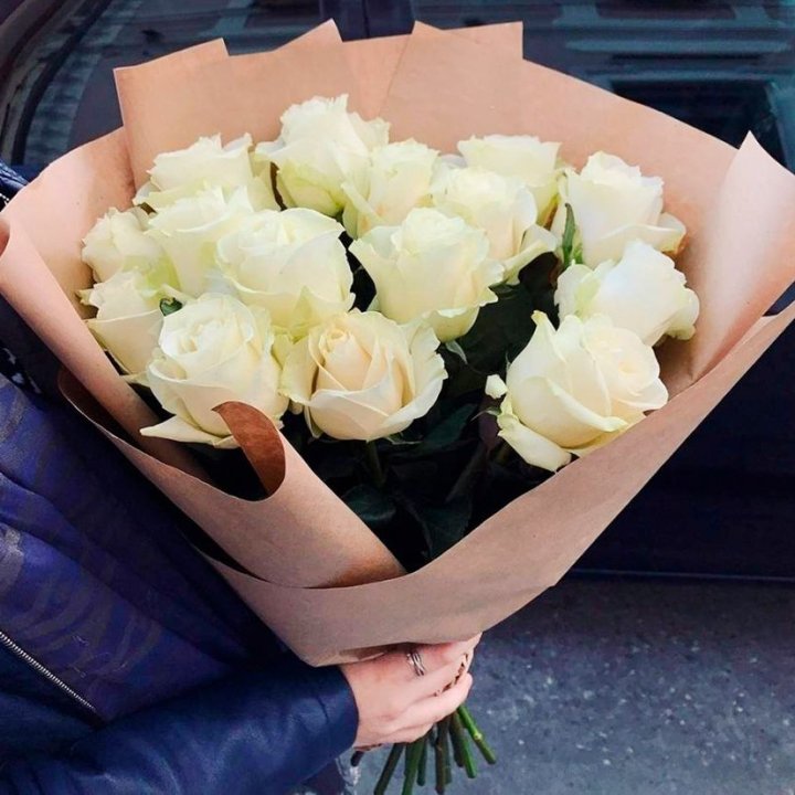 15 белых роз "Крафт" в Бийске
