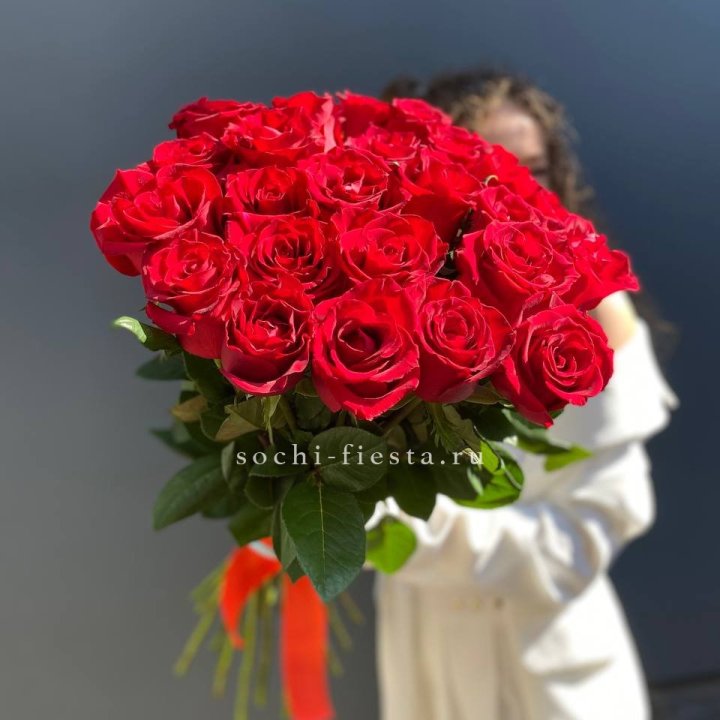25 высоких красных роз в Бийске
