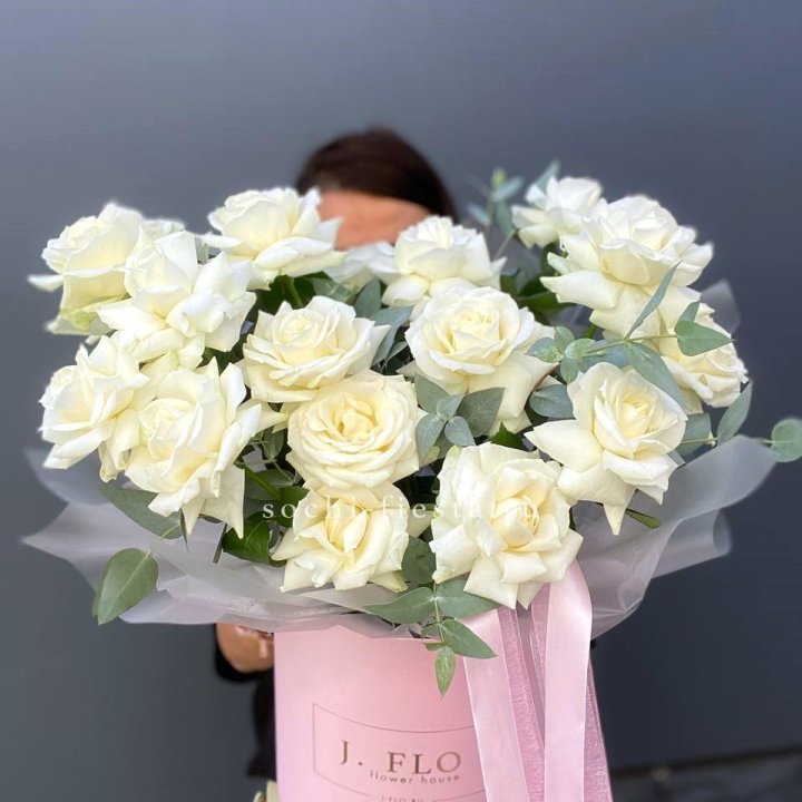 17 Французских белых роз в боксе в Бийске