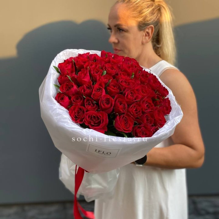 51 роза мадам ред в нежном оформлении в Бийске