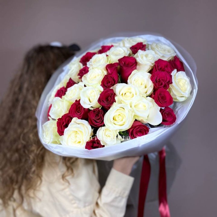 Букет из красных белых 45 роз в Бийске