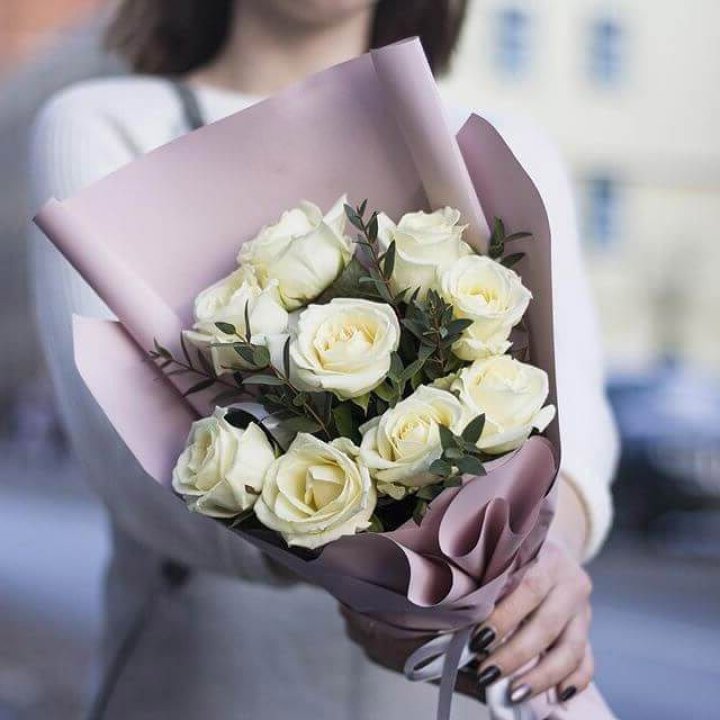 9 белых  роз "Минт" в Бийске