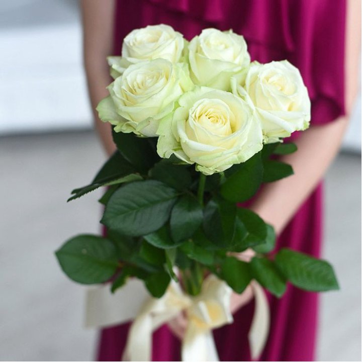 5 белых роз в Бийске