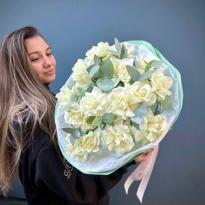15 Белых французских роз "Ноте бьянка" в Бийске