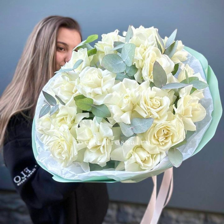 19 Белых французских роз "Ноте бьянке" в Бийске