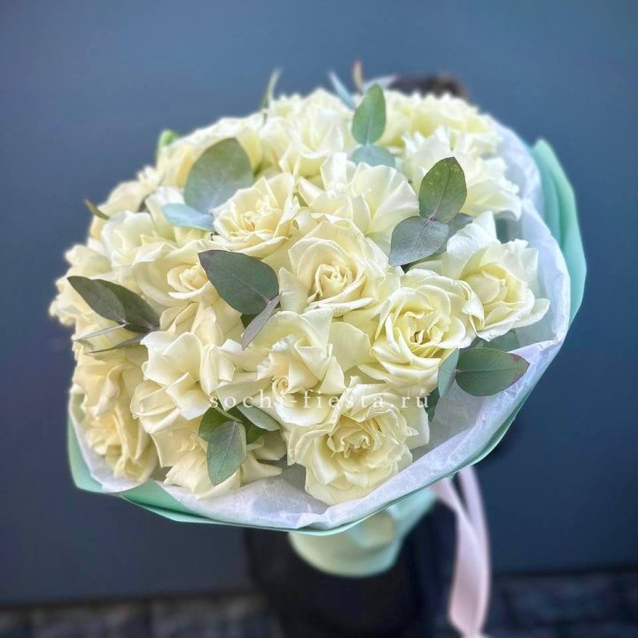 25 Белых французских роз "Ноте бьянка" в Бийске