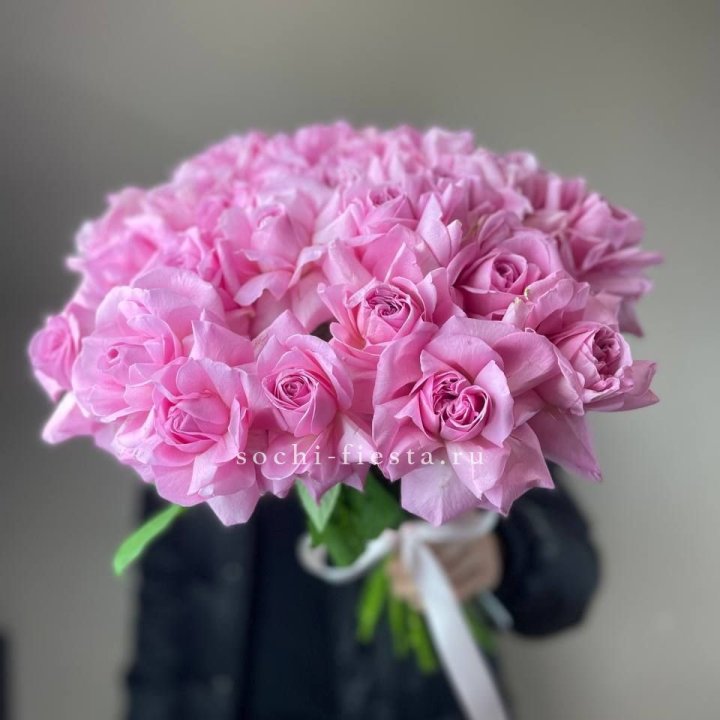 25 розовых французских роз в Бийске