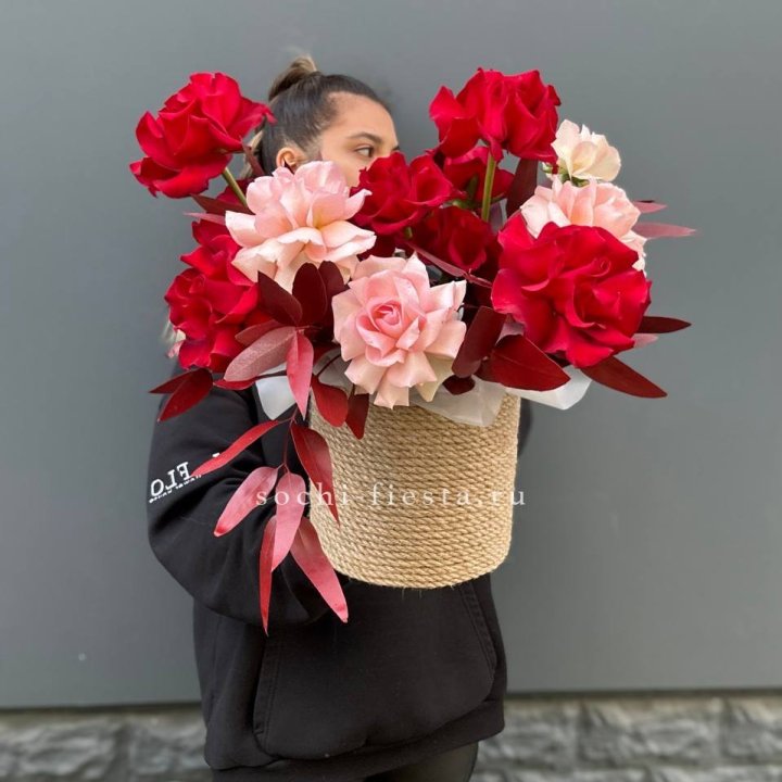 15 Французских роз в джутовом кашпо в Бийске