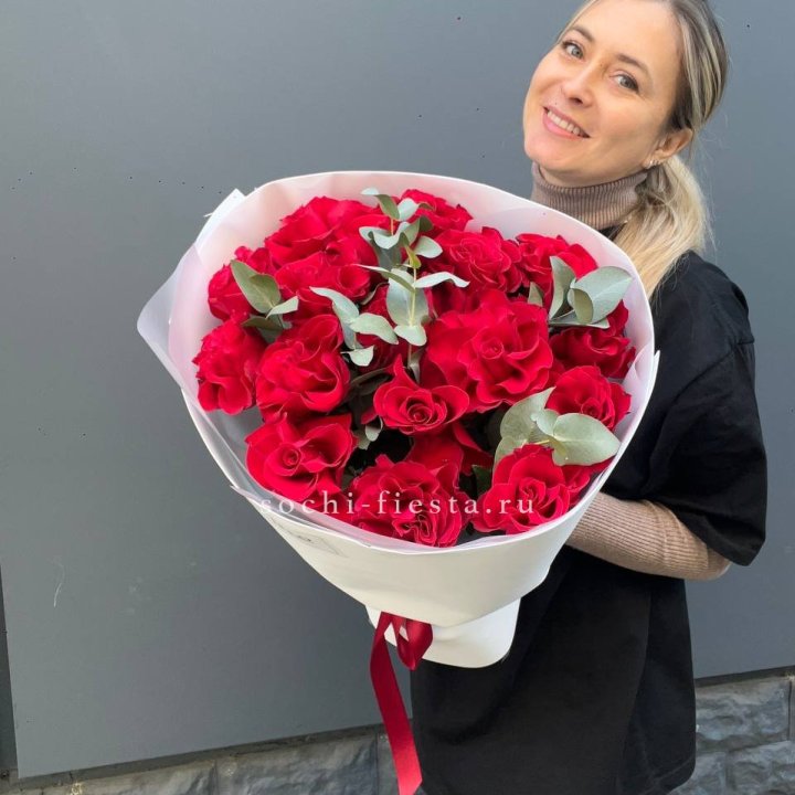 17 Красных французских роз в Бийске