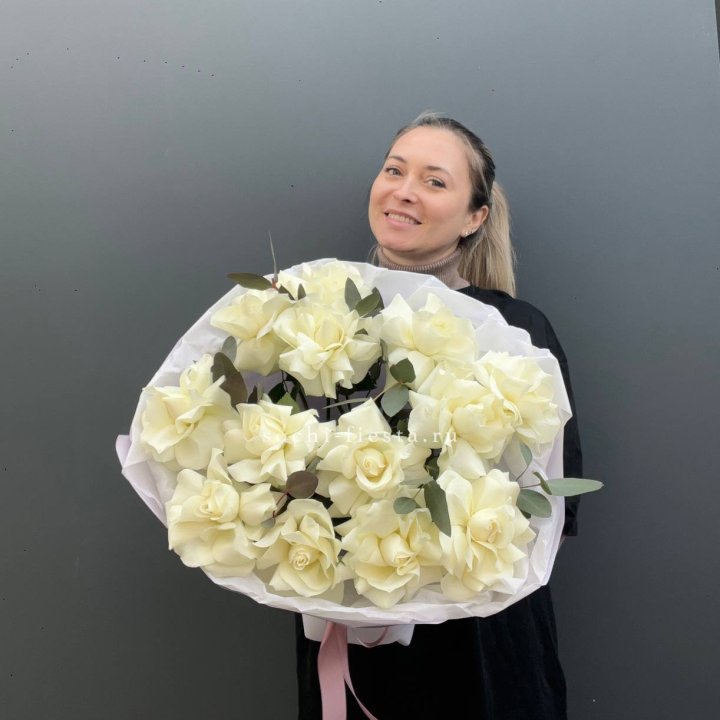13 Белых французских роз Облако в Бийске
