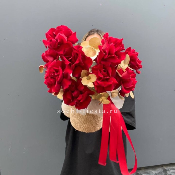 Красные французские розы в джутовом кашпо в Бийске