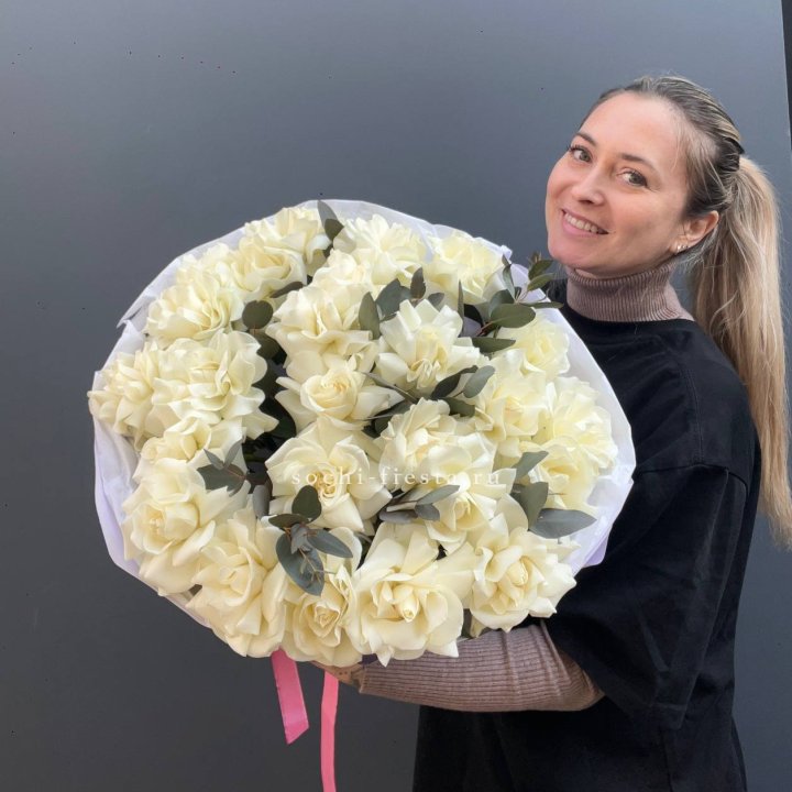 25 Белых французских роз Вайт найс в Бийске