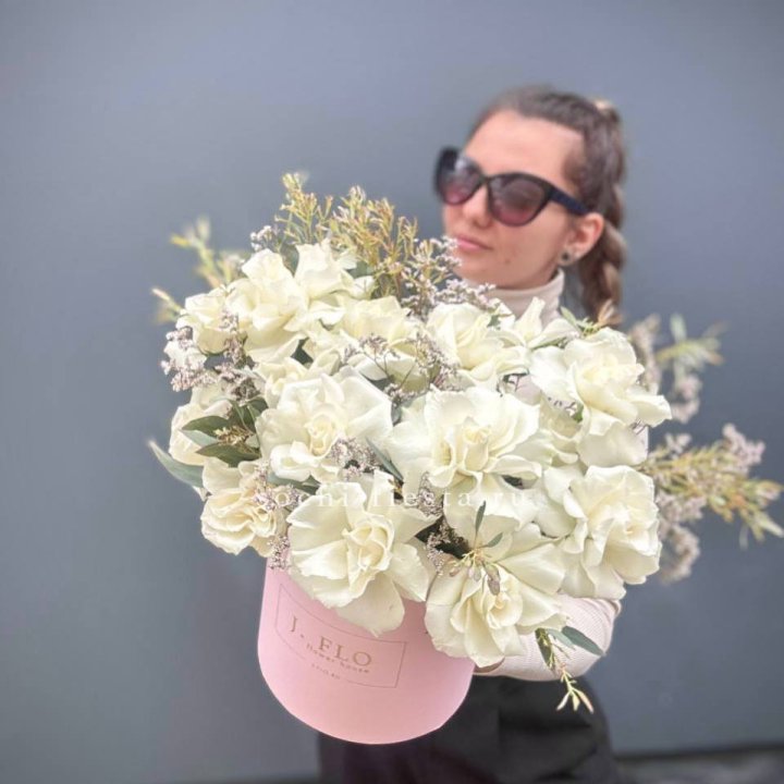 17 Французских белых роз в коробке Афина в Бийске