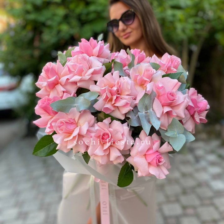 17 Розовых  французских роз в Бийске