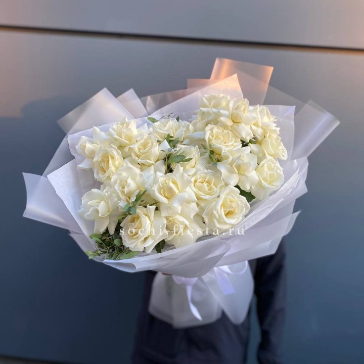 Пышный букет из белых роз в Бийске