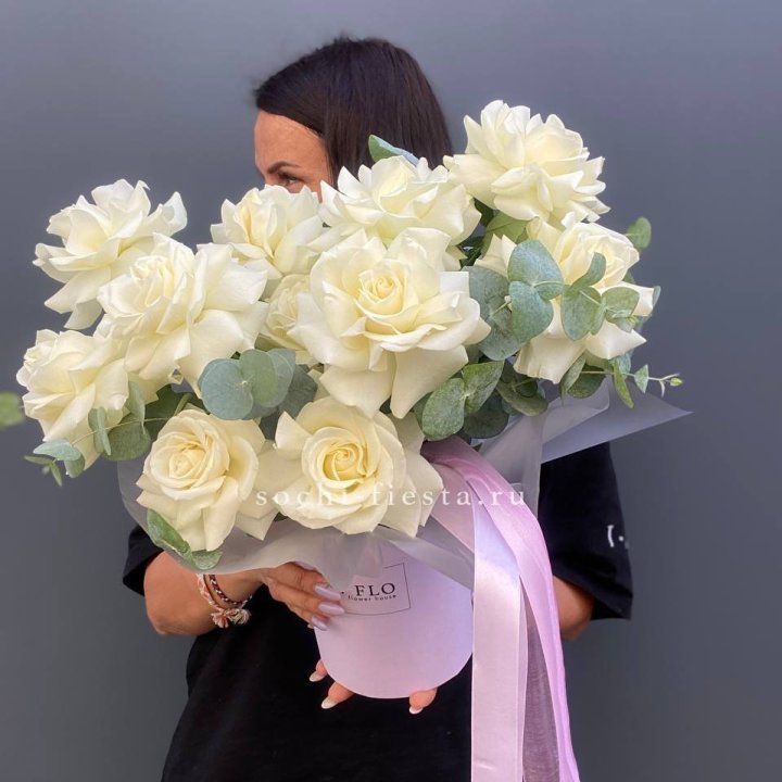 11 Французских белых роз в боксе в Бийске
