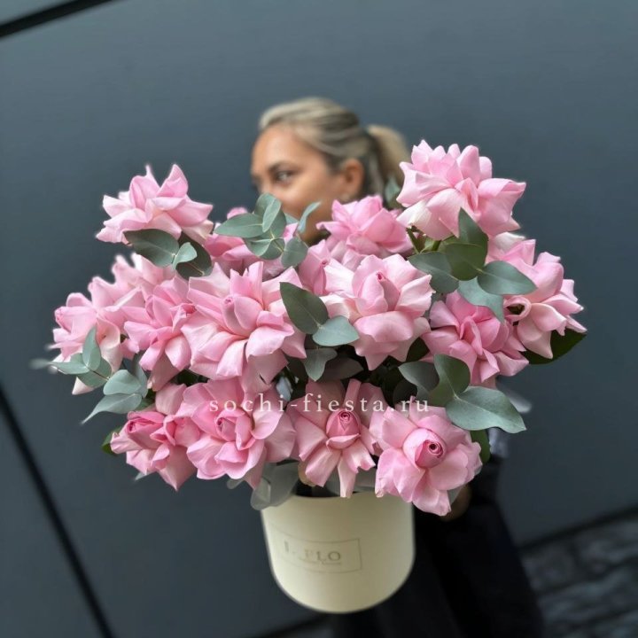 17 Розовых французских роз в боксе в Бийске