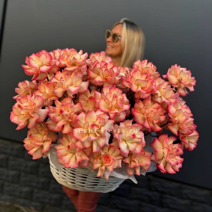 45 французских роз Джумилия в корзине в Бийске