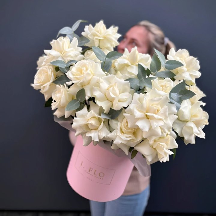 25 Французских белых роз в боксе в Бийске