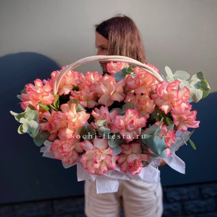 25 Французских роз Джумилия в корзине в Бийске